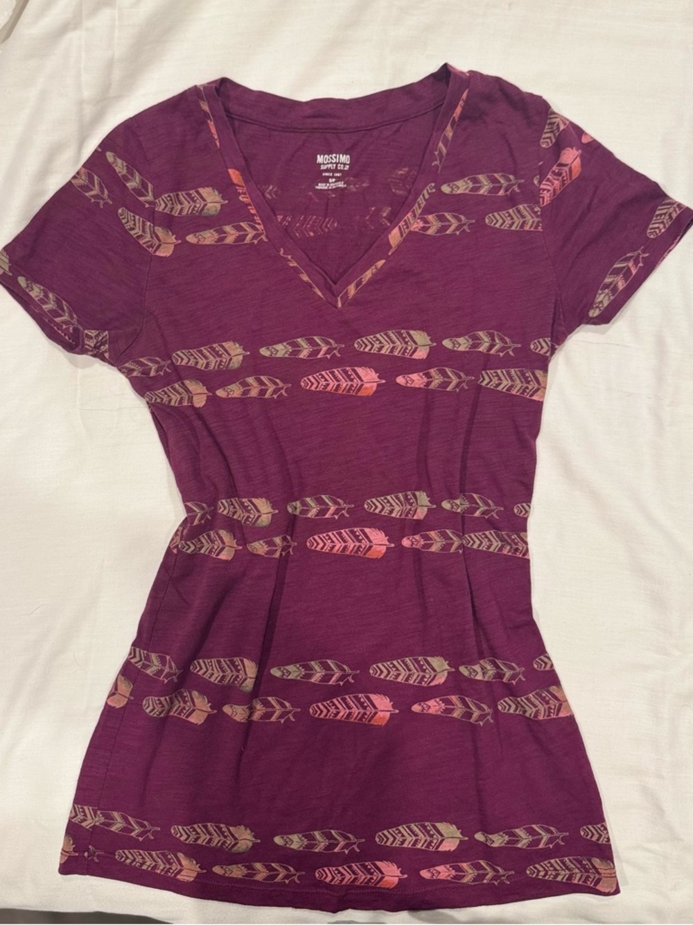 Mossimo Supply Co. Womens Plum Feather Print V-Neck Tee size small